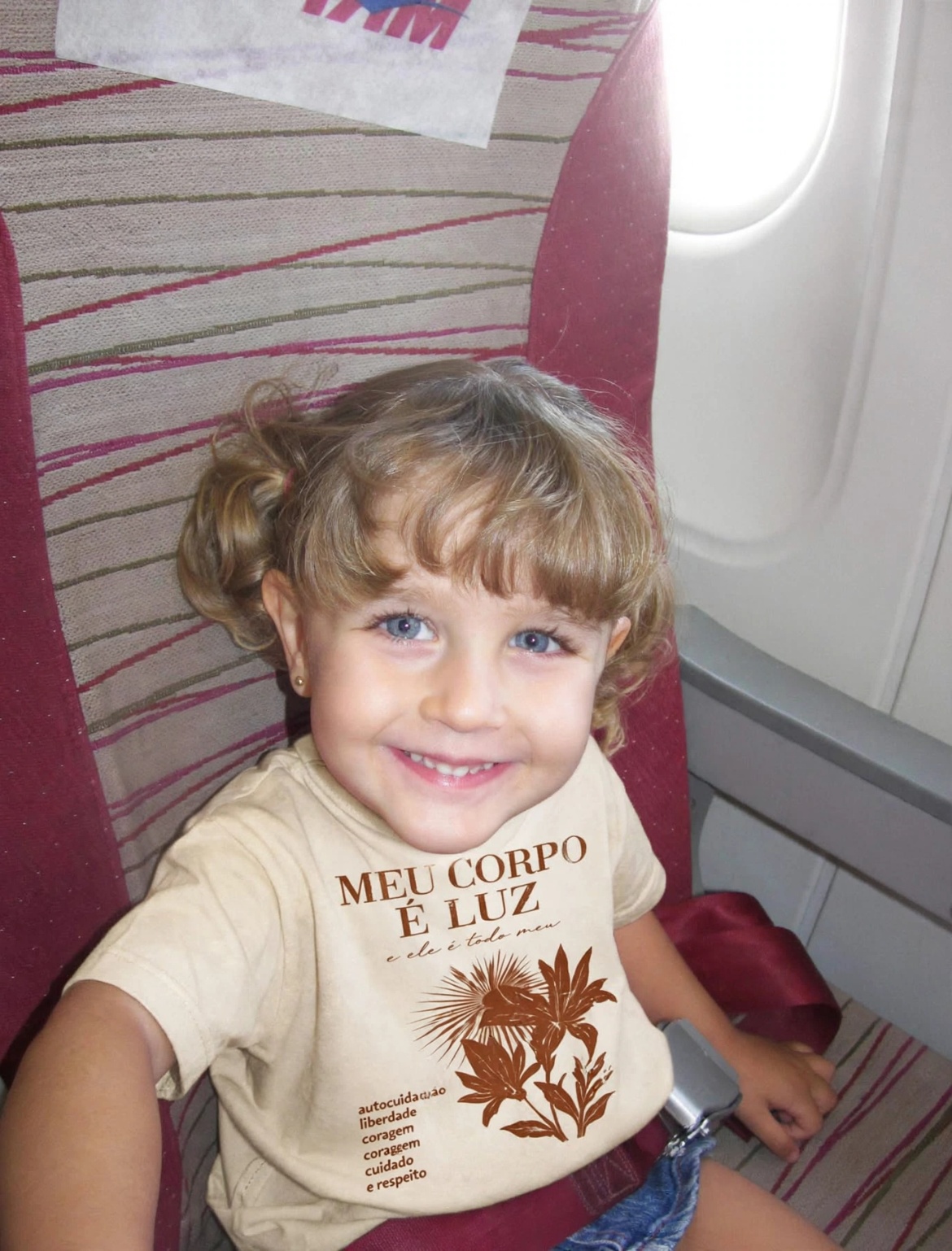 Foto da mini Bele criança sorrindo usando camiseta do projeto Meu Corpo é Luz